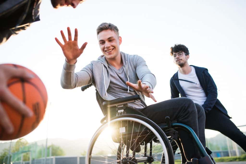 Basketballer in een rolstoel