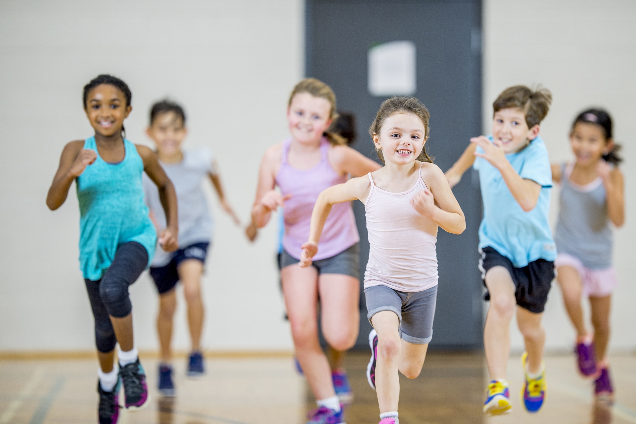 Kinderen die rennen in een gymzaal